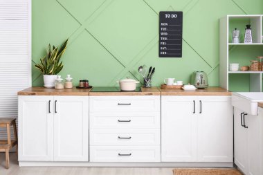 Modern mutfağın içindeki beyaz tezgah.