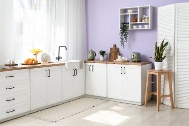 Mutfağın içi çok şık ve tezgahlı.