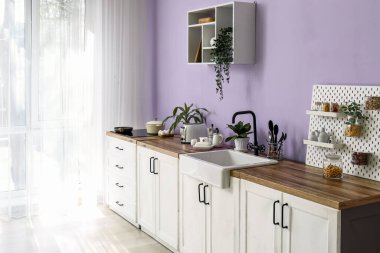 Beyaz tezgahlı modern mutfağın içi.