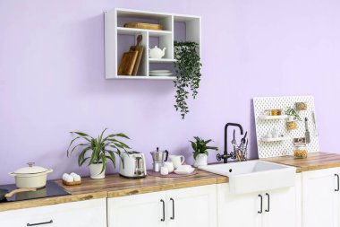 Lavabo ve tost makinesiyle modern mutfağın içi.