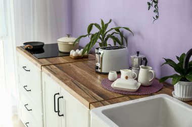 Tezgahı olan modern mutfağın içi