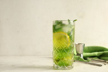 Peçeteli lezzetli bir limonata ve beyaz arka planda ölçü kabı.