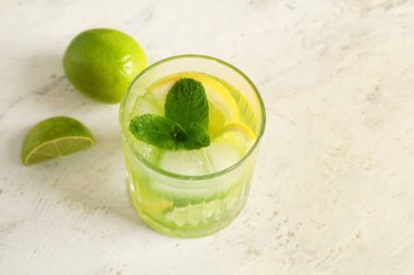 Limonlu ve naneli bir bardak lezzetli limonata.