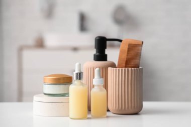 Banyodaki masanın üzerinde kozmetik ürünler var.