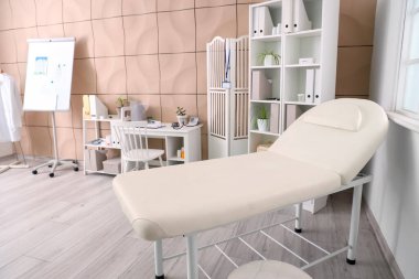 Kanepesi, doktor çalışma yeri ve raf üniteleri olan bir hastane.