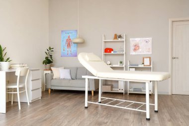 Kanepesi, kanepesi ve doktorunun çalışma yeri olan hafif tıp bürosu.