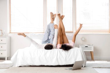 Mutlu, genç, güzel bir çift yatak odasında yatıyor.