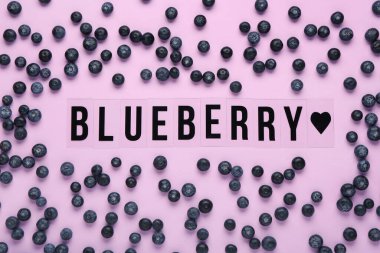 Leylak arkaplanda tatlı taze böğürtlenli BLUEBERRY