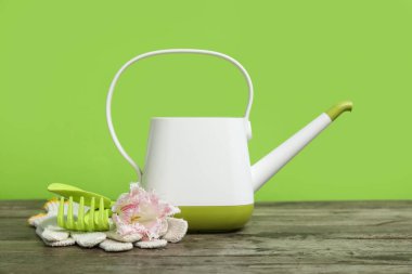 Lale çiçeği ve bahçe aletleri yeşil arka plana karşı masada