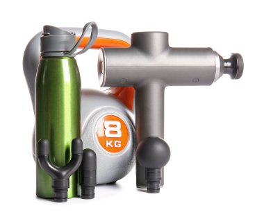 Vurmalı masaj aleti, hortumlar, bir şişe su ve beyaz arka planda dambıl.