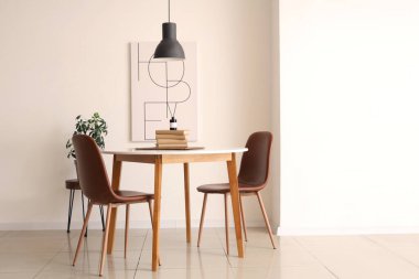 Hasır, kitap ve aroma ayırıcı oturma odasının içindeki masada.