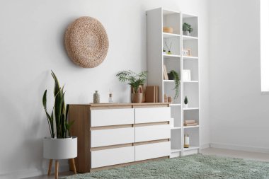 Aroma yayıcı ve ev bitkisi oturma odasının iç tarafındaki çekmeceler ve raf ünitesinde.