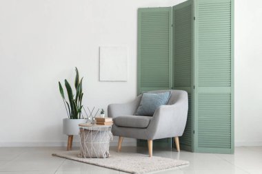 Modern oturma odasındaki masa ve koltukta Aroma ayırıcıları