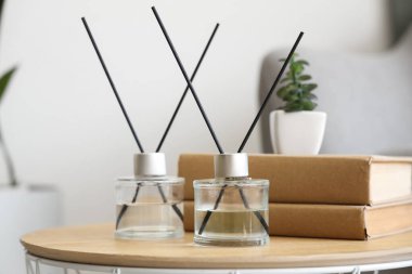 Aroma ayırıcıları, kitaplar ve bitki örtüsü odada, yakın plan.