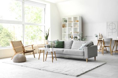 Aroma yayıcı modern ışık oturma odasında masa ve kanepe üzerinde