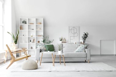 Aroma yayıcı modern ışık oturma odasında masa ve kanepe üzerinde