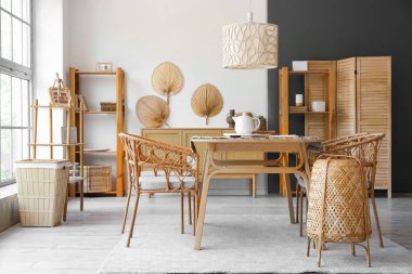 Ahşap yemek masası ve raf üniteleri olan şık bir oda.