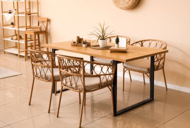 Bitkiler ve kitaplarla dolu yemek masası.