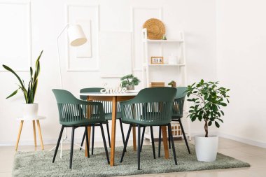 Masası ve raf ünitesi olan hafif yemek odasının içi