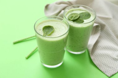 Yeşil arka planda taze ıspanaklı smoothie.