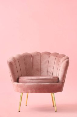 Pembe arka planda şık bir koltuk