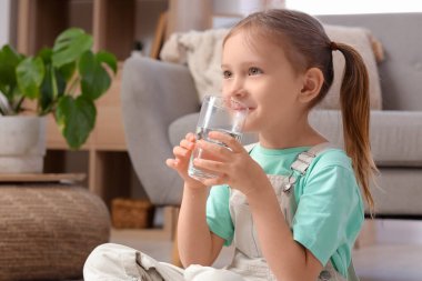 Sevimli küçük kız evde su içme