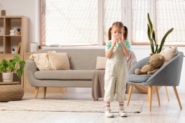 Sevimli küçük kız evde su içme