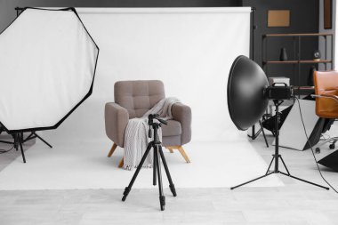 Modern ekipman ve koltuklu fotoğraf stüdyosunun içi