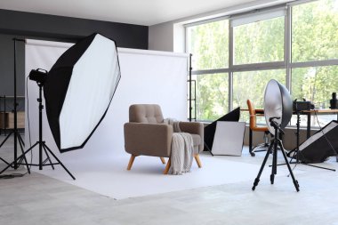 Modern ekipman ve koltuklu fotoğraf stüdyosunun içi