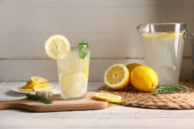 Beyaz ahşap arka planda naneli taze limonata.
