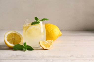 Beyaz ahşap kaplama naneli bir bardak taze limonata.