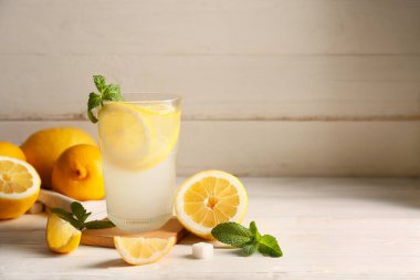 Beyaz ahşap kaplama naneli bir bardak taze limonata.