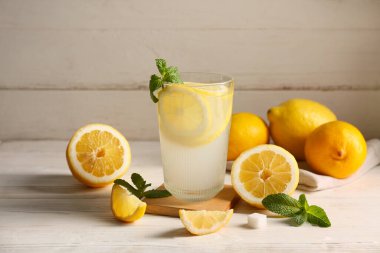 Beyaz ahşap kaplama naneli bir bardak taze limonata.