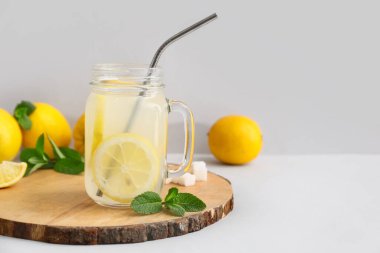 Mason kavanoz taze limonata ve gri arka planda nane.