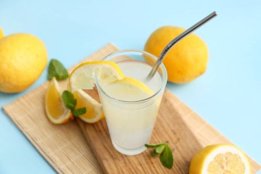 Mavi arka planda naneli taze limonata.