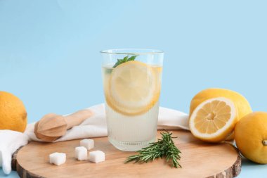 Mavi arka planda naneli ve biberiyeli taze limonata.