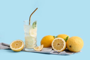 Mavi arka planda naneli taze limonata.