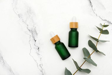 Hafif mermer zemin üzerinde gerekli yağ ve dal şişeleri