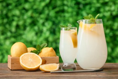 Dışarıdaki ahşap masada naneli taze limonata.