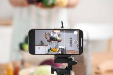 Mutfakta sebzeli genç adamın cep telefonu kaydı.