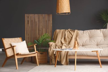 Oturma odasında ekose, koltuk, kahve masası ve çiçekli rahat bir kanepe.