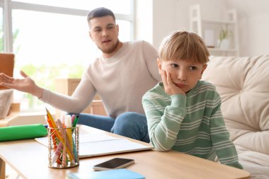 Babası evde tartışırken tatlı çocuk alınıyor.