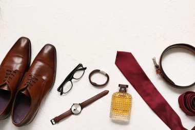 Ayakkabılı, parfümlü ve kravatlı beyaz erkek aksesuarları. Üst görünüm