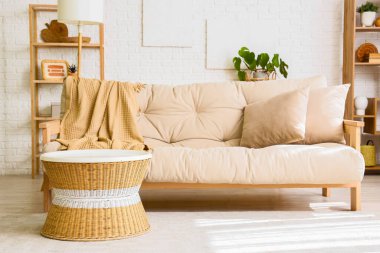 Beyaz kanepesi ve kahve masası olan aydınlık oturma odasının içinde.