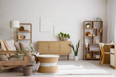 Beyaz kanepesi ve kahve masası olan aydınlık oturma odasının içinde.