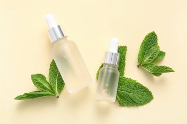 Bej arka planda gerekli yağ ve nane yaprakları