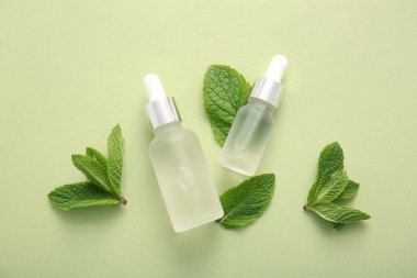 Yeşil arka planda gerekli yağ ve nane yaprakları