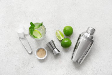 Titretici, ölçü kabı, maşa ve grunge arkaplan mojito malzemeleri