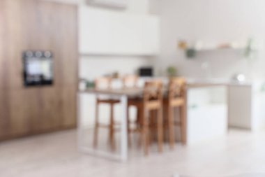 Modern stil mutfak ve yemek masası. Bulanık görünüm