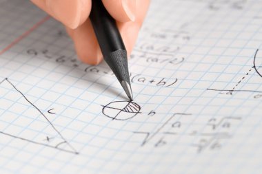 Kadın el yazısı matematiği formülleri defter içinde, yakın plan